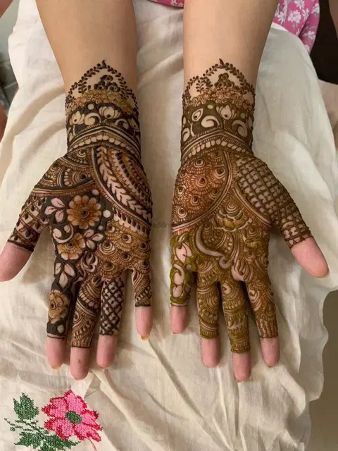 figure front hand mehndi design