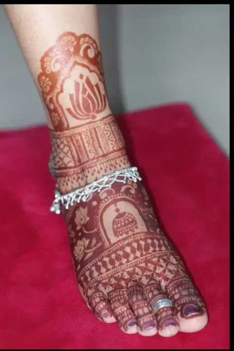 figure back hand mehndi design