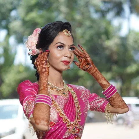 front hand mehndi design