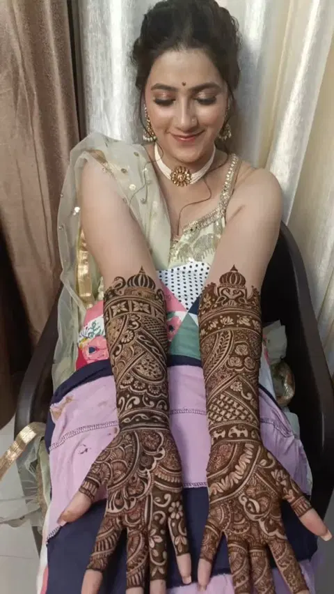 figure front hand mehndi design