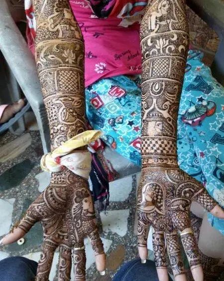 figure front hand mehndi design