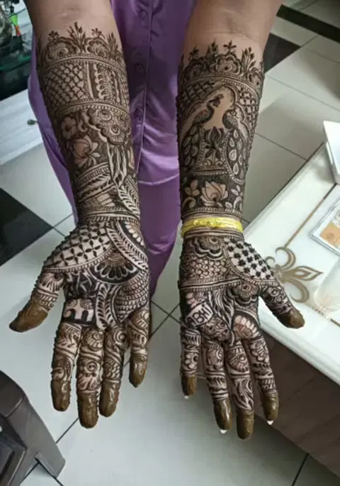 figure front hand mehndi design