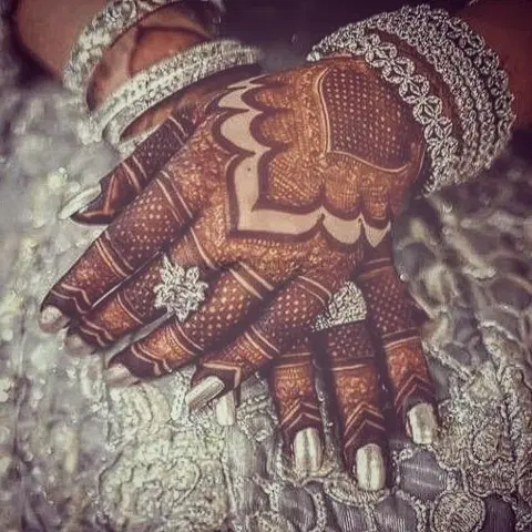 back hand mehndi design