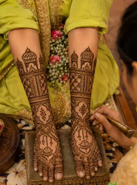 figure back hand mehndi design