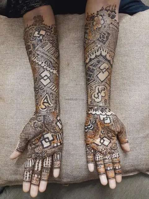 figure front hand mehndi design
