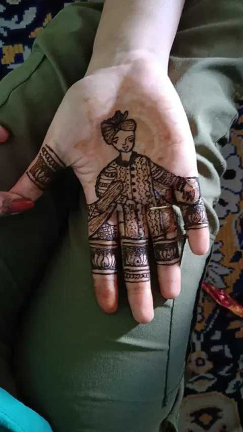 figure front hand mehndi design