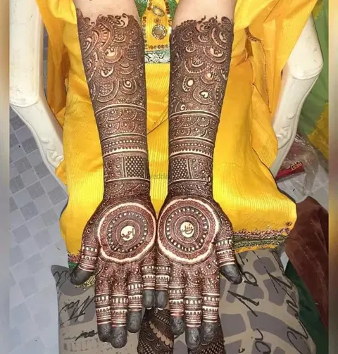 circle front hand mehndi design