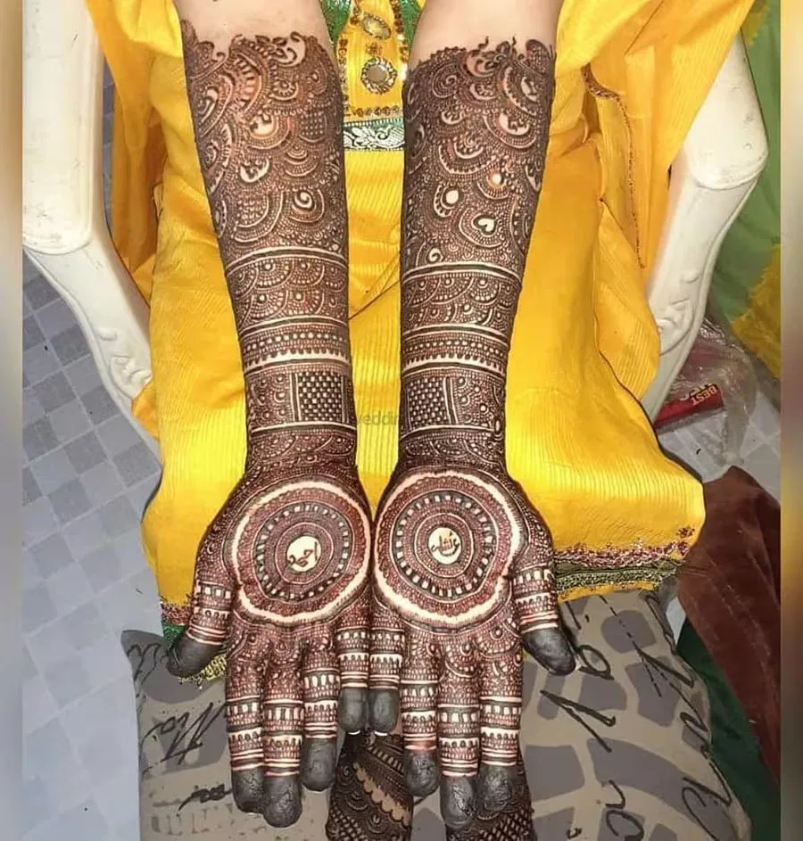 Front Hand Mehndi Design with Gol Tikki and Figures (8)
