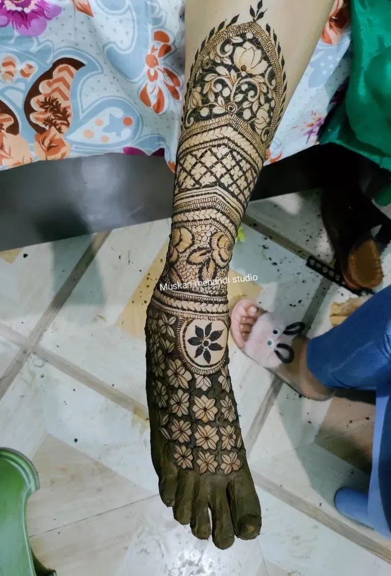 Front Hand Mehndi Design with Figures (2)