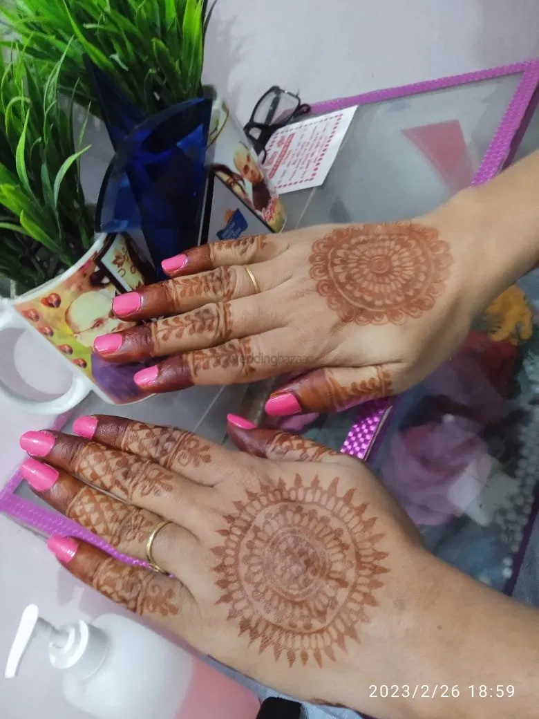 Back Hand Mehndi Design with Gol Tikki