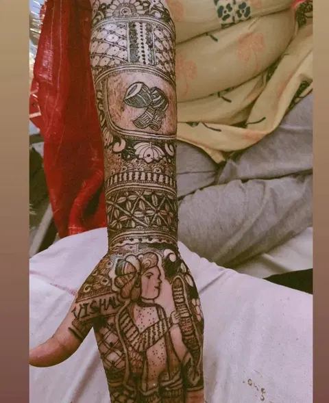 figure full hand mehndi design