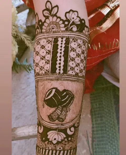 figure front hand mehndi design