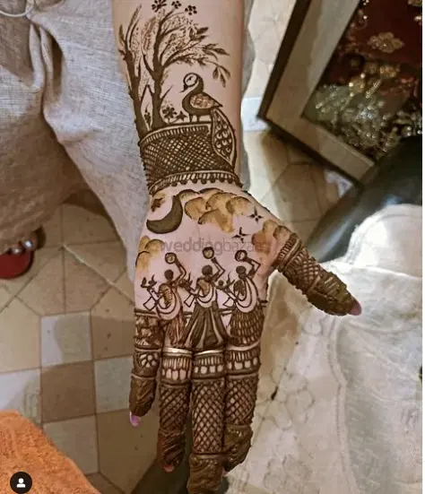 figure front hand mehndi design