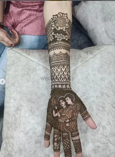 figure front hand mehndi design