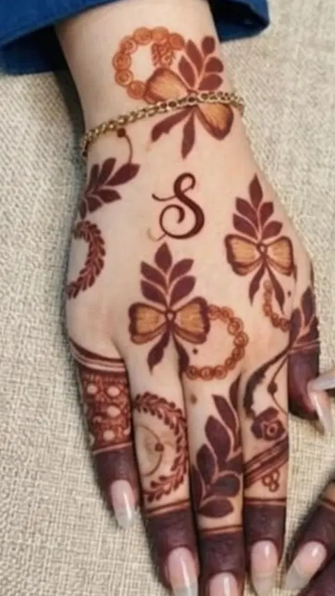 aesthetic arabic bel back hand mehndi design