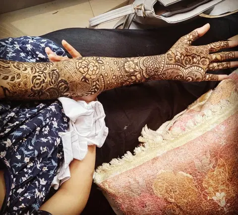 front hand mehndi design