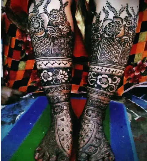 figure back hand mehndi design
