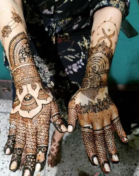 figure back hand mehndi design