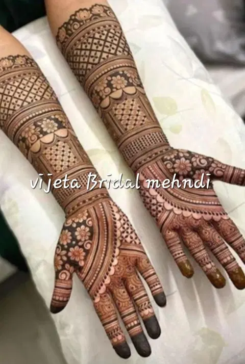figure front hand mehndi design