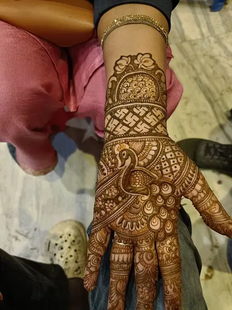 back hand mehndi design