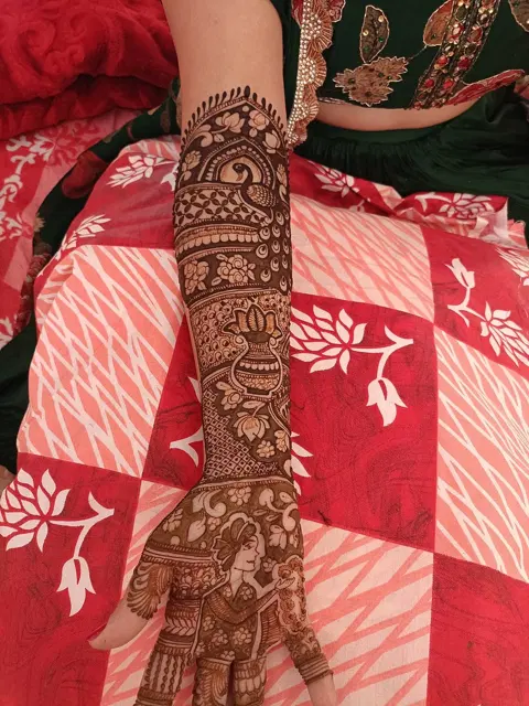 figure back hand mehndi design