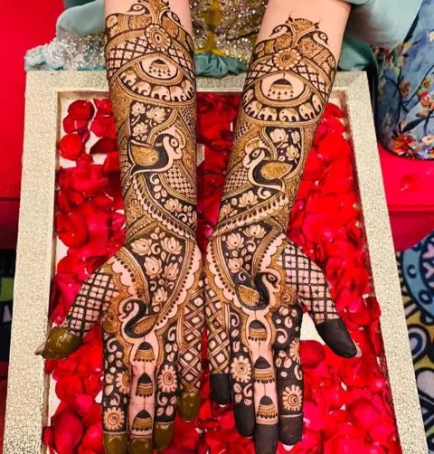 figure back hand mehndi design