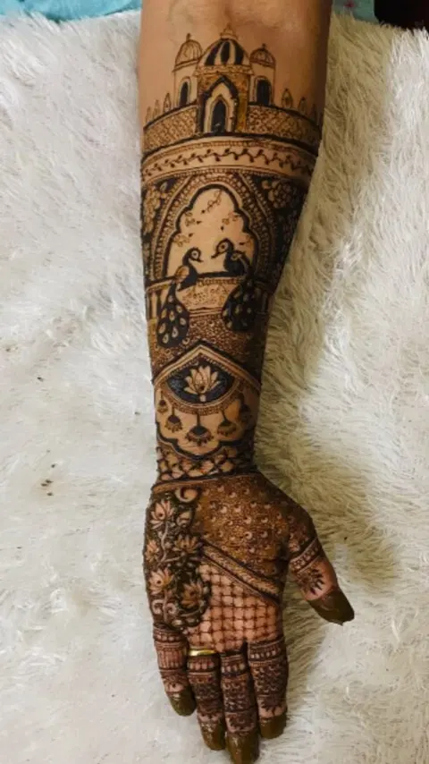 figure front hand mehndi design