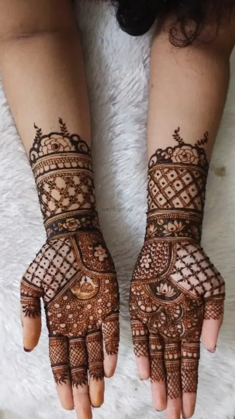 figure front hand mehndi design