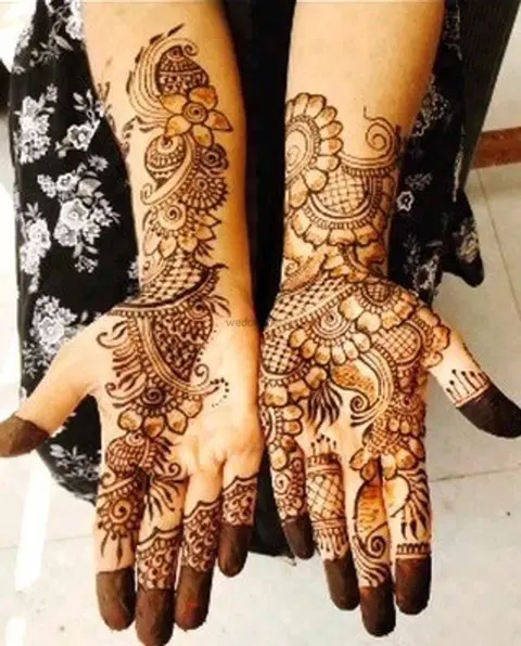 figure back hand mehndi design