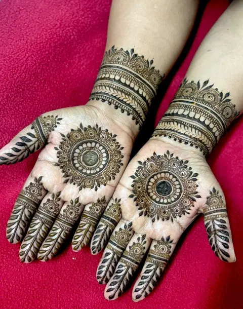 circle mehndi design