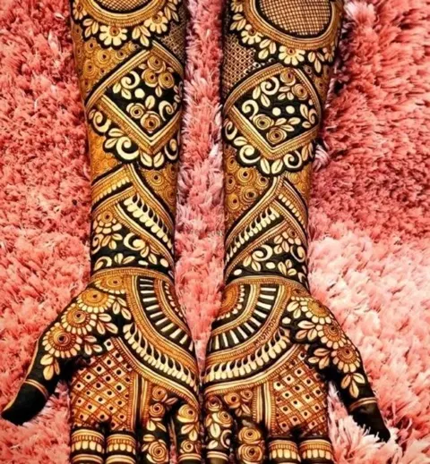 figure back hand mehndi design