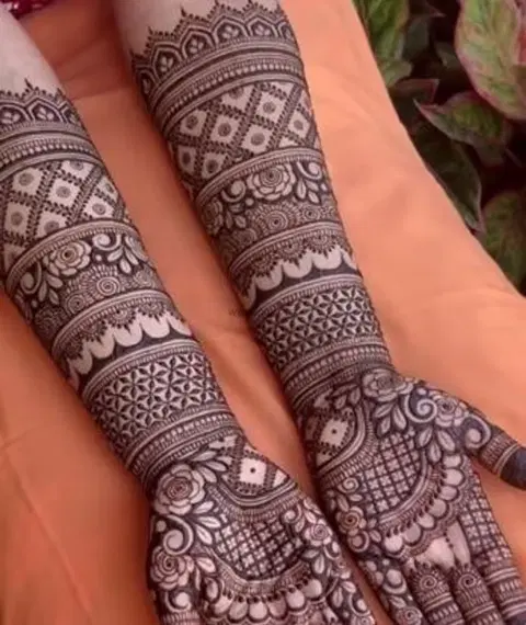 figure back hand mehndi design