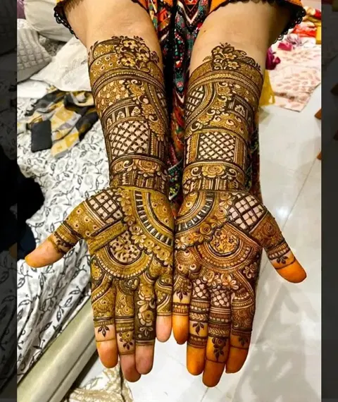 figure back hand mehndi design