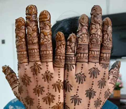 figure finger mehndi design