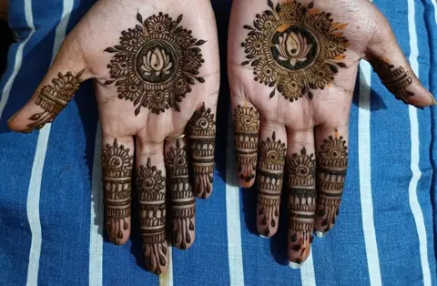 circle mehndi design