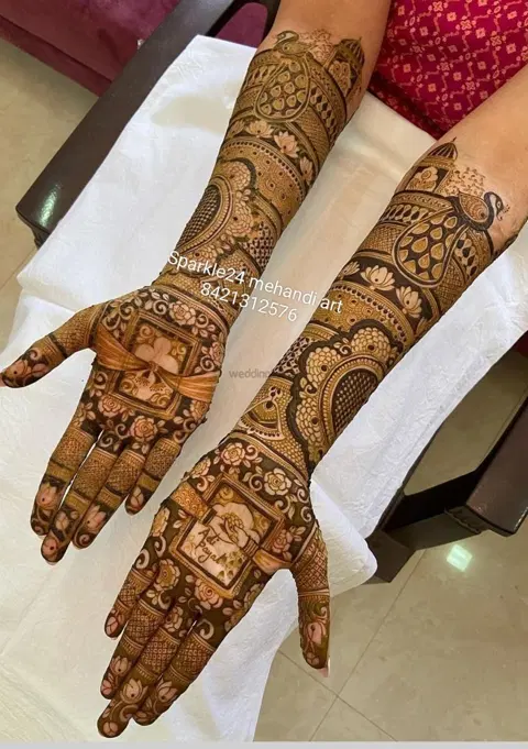 figure front hand mehndi design
