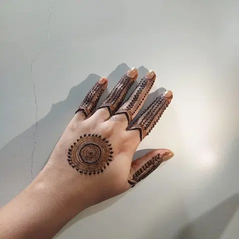 simple circle back hand mehndi design