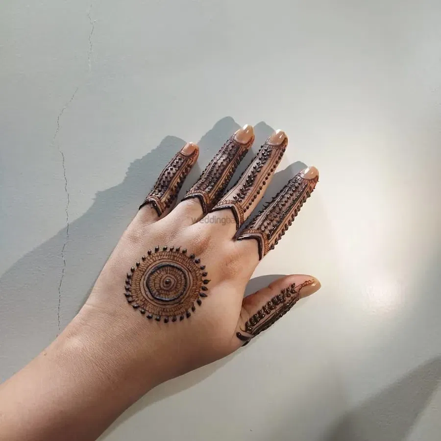 Simple Back Hand Mehndi Design with Gol Tikki