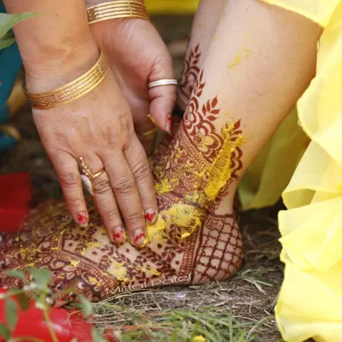 figure back hand mehndi design