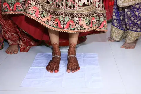 figure foot mehndi design