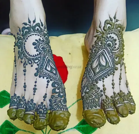 figure back hand mehndi design