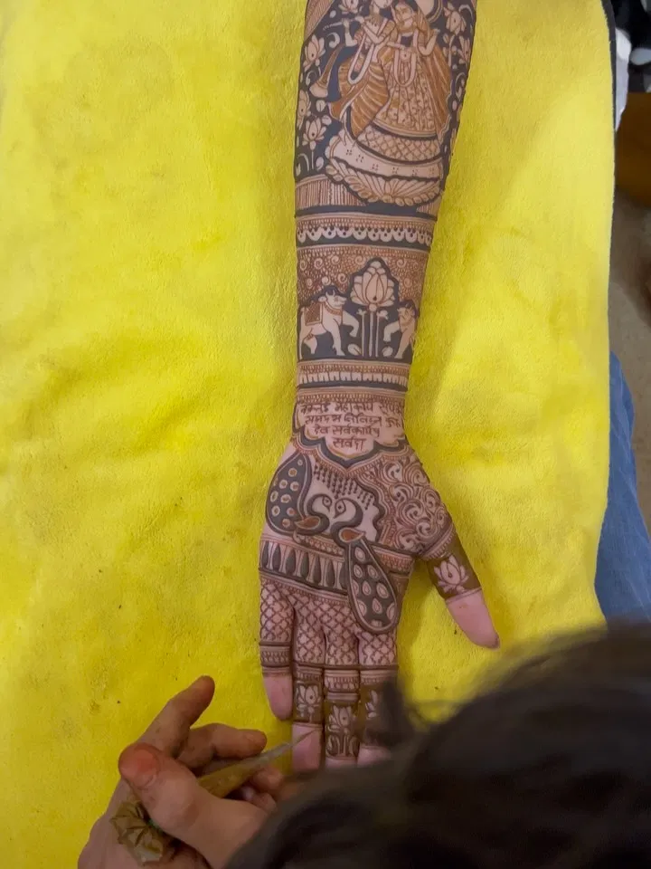 Aesthetic Bridal Front Hand Mehndi Design with Figures (17)