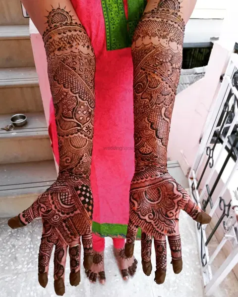 figure front hand mehndi design