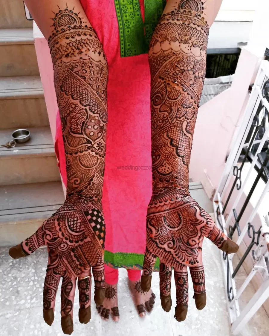 Front Hand Mehndi Design with Figures