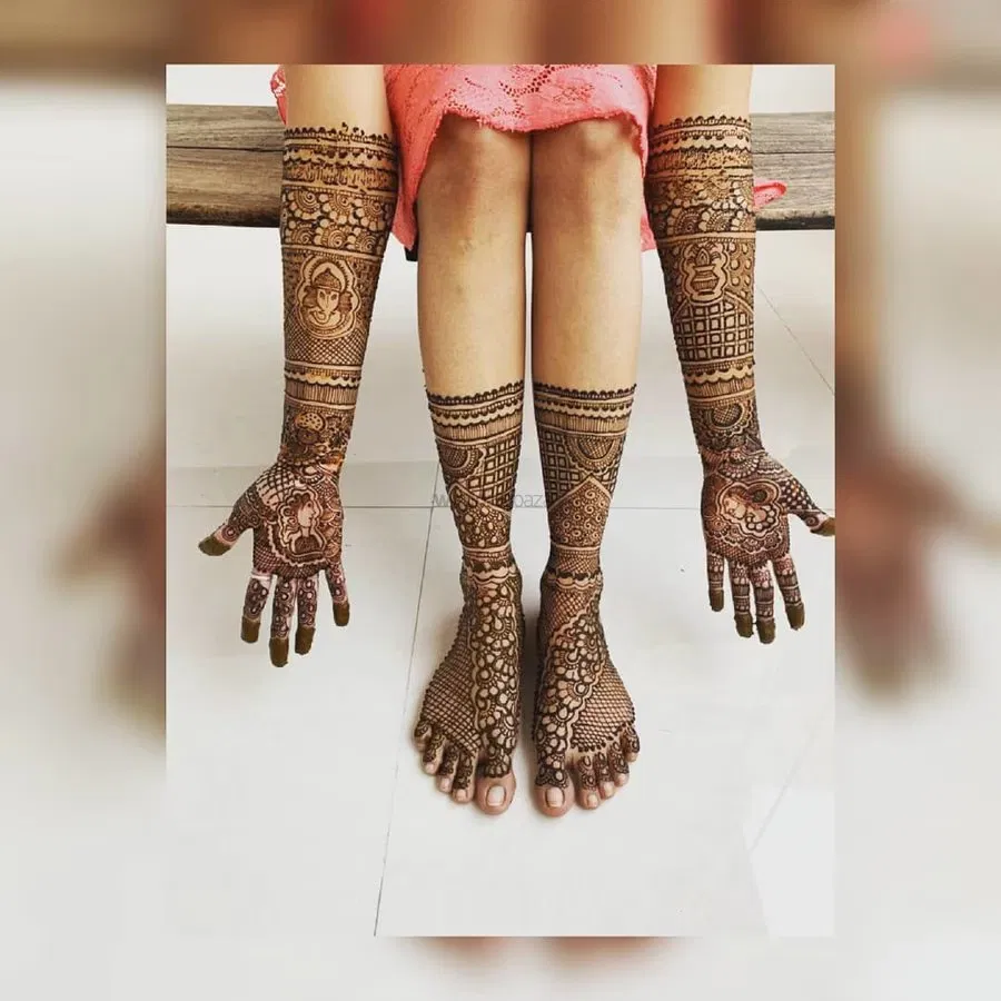 Front Hand Mehndi Design with Figures (2)