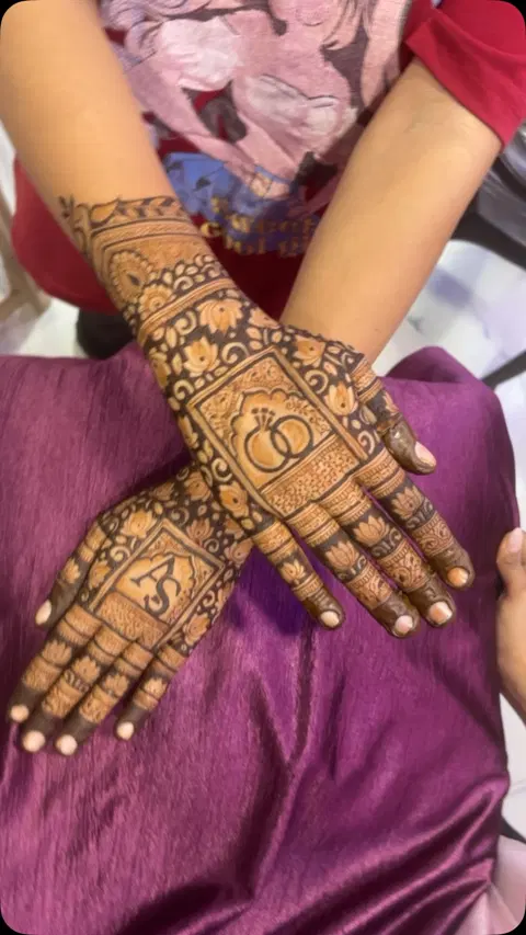 figure back hand mehndi design
