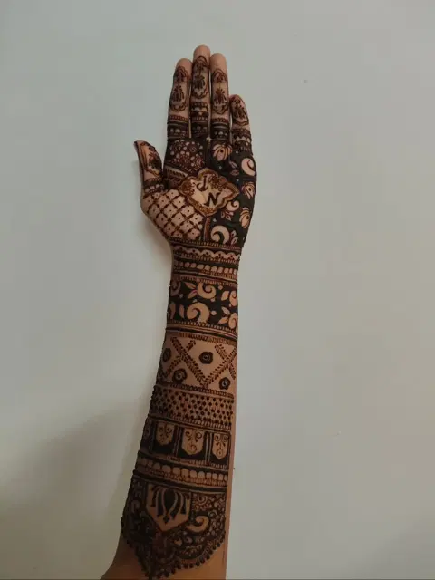 front hand mehndi design