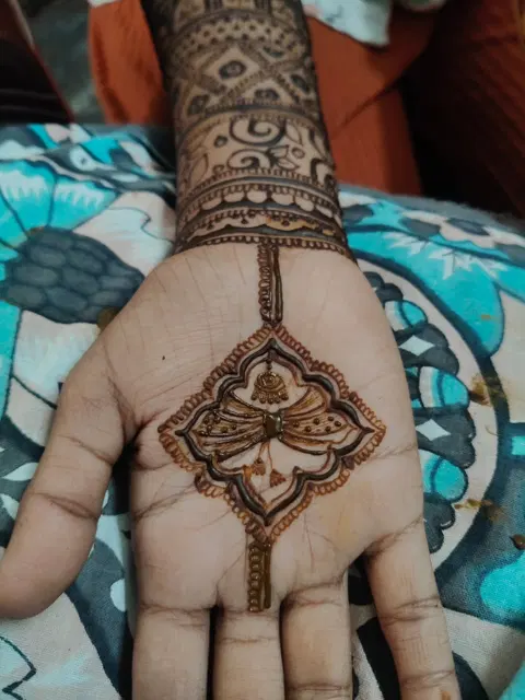 back hand mehndi design