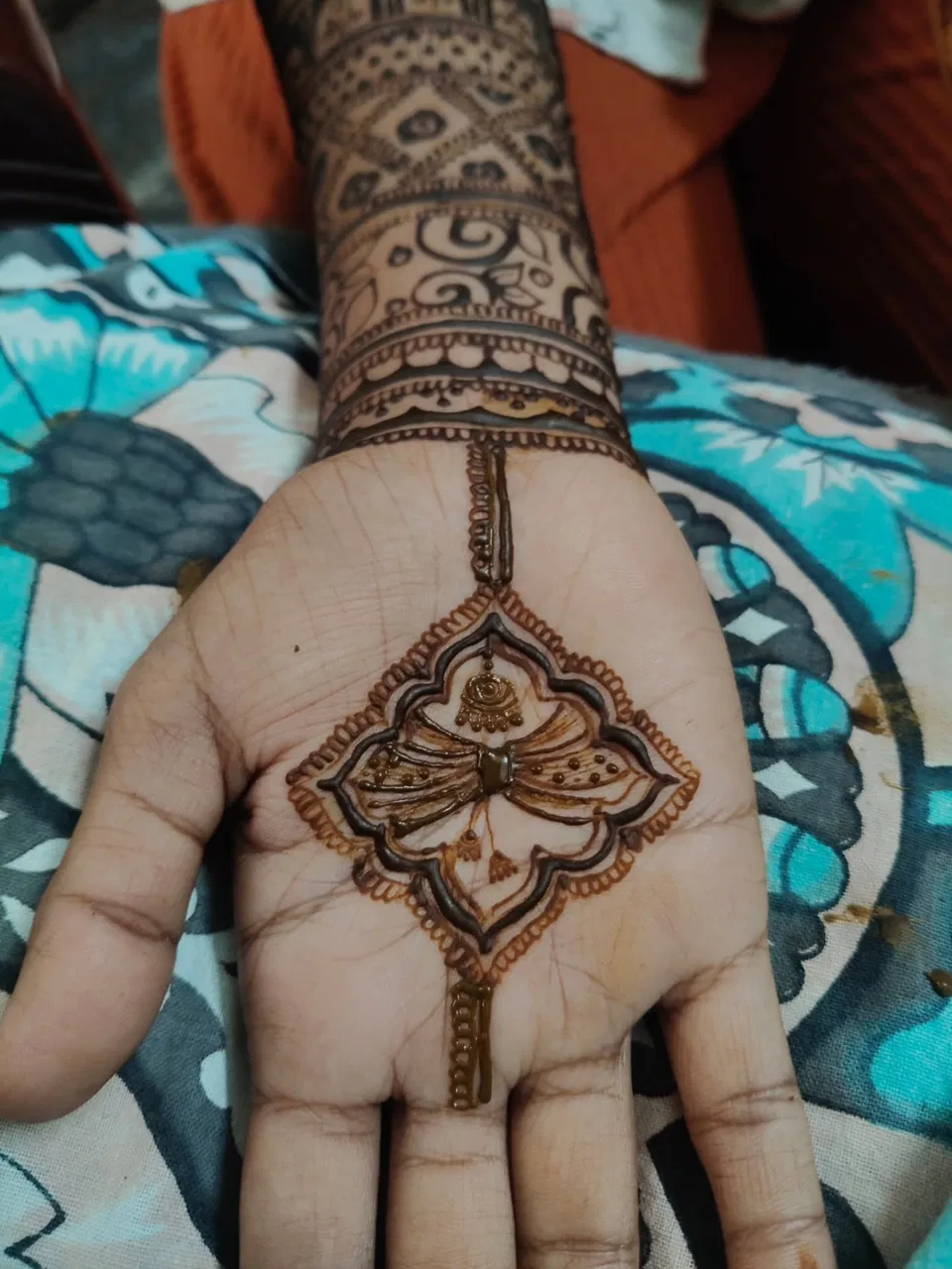 Back Hand Mehndi Design (2)