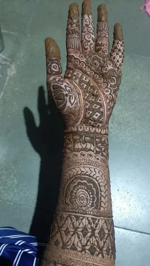 front hand mehndi design